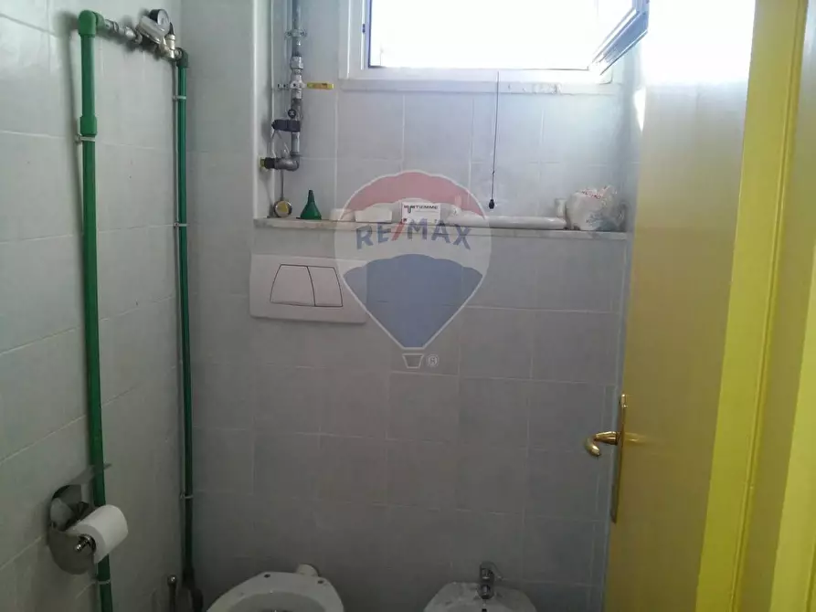 Immagine 10 di Negozio in affitto  in via Mar Rosso 227/229 a Roma