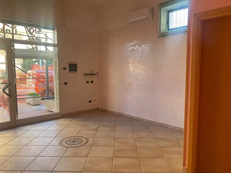 Immagine 1 di Negozio in vendita  in Lungomare delle Meduse a Pomezia