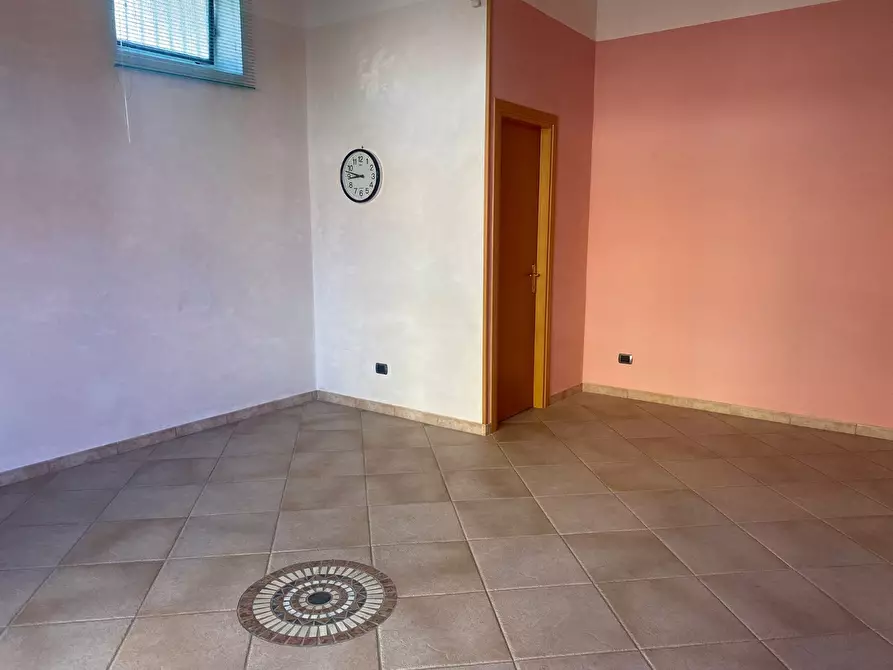 Immagine 3 di Negozio in vendita  in Lungomare delle Meduse a Pomezia