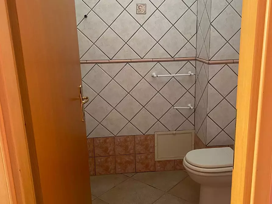 Immagine 4 di Negozio in vendita  in Lungomare delle Meduse a Pomezia