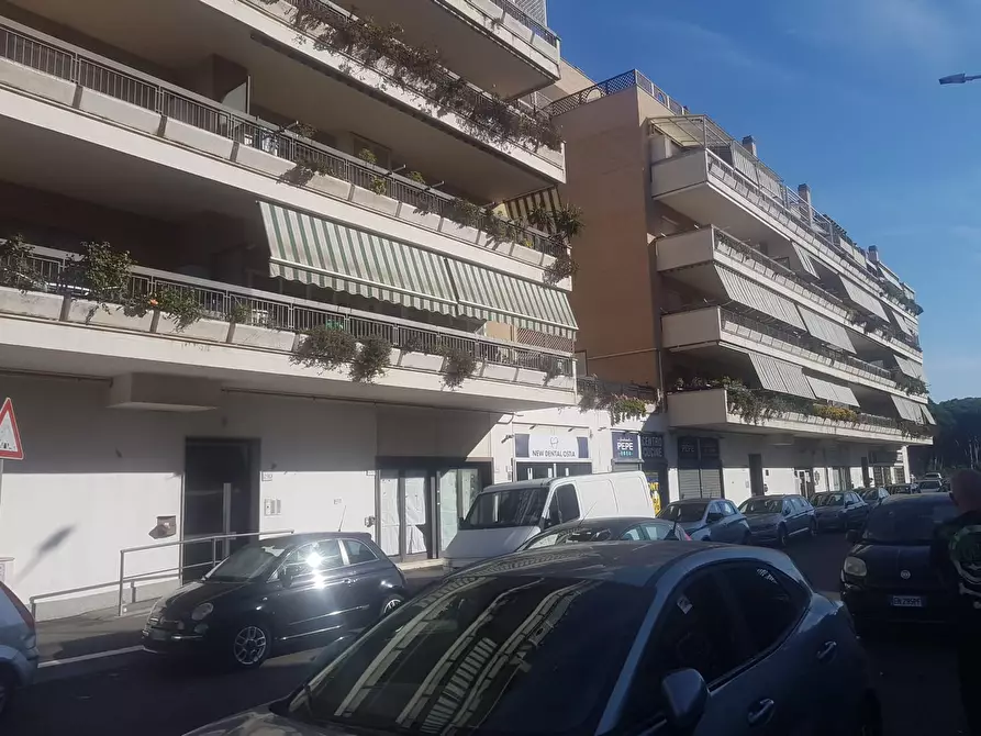 Immagine 2 di Negozio in affitto  in via delle Azzorre 286/288 a Roma