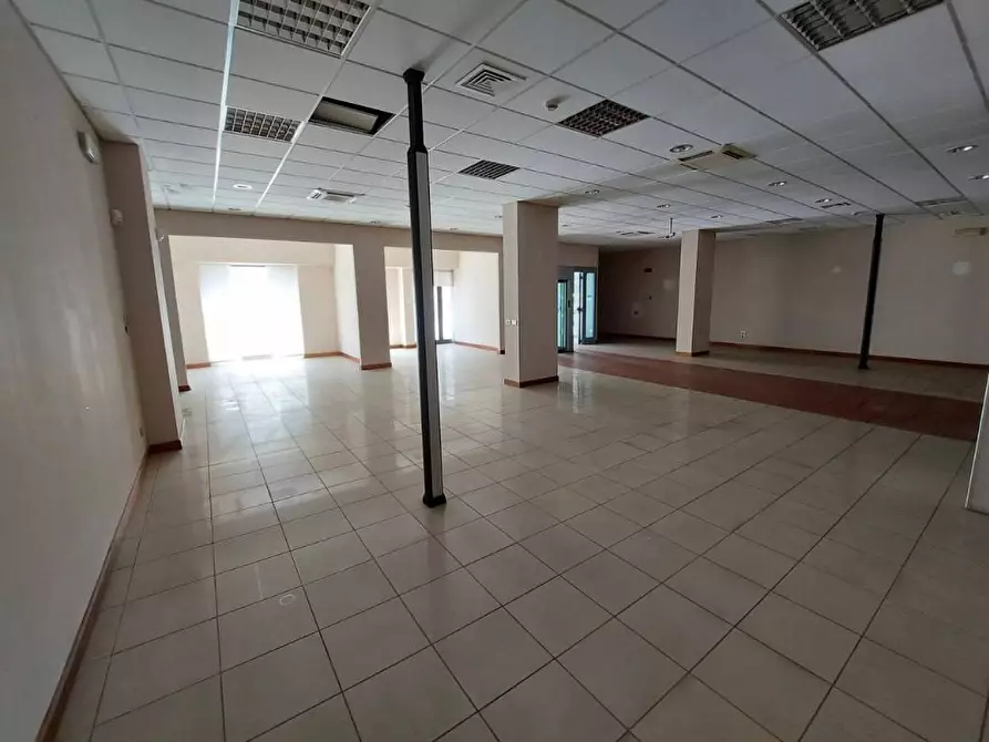 Immagine 6 di Negozio in affitto  in via delle Azzorre 286/288 a Roma