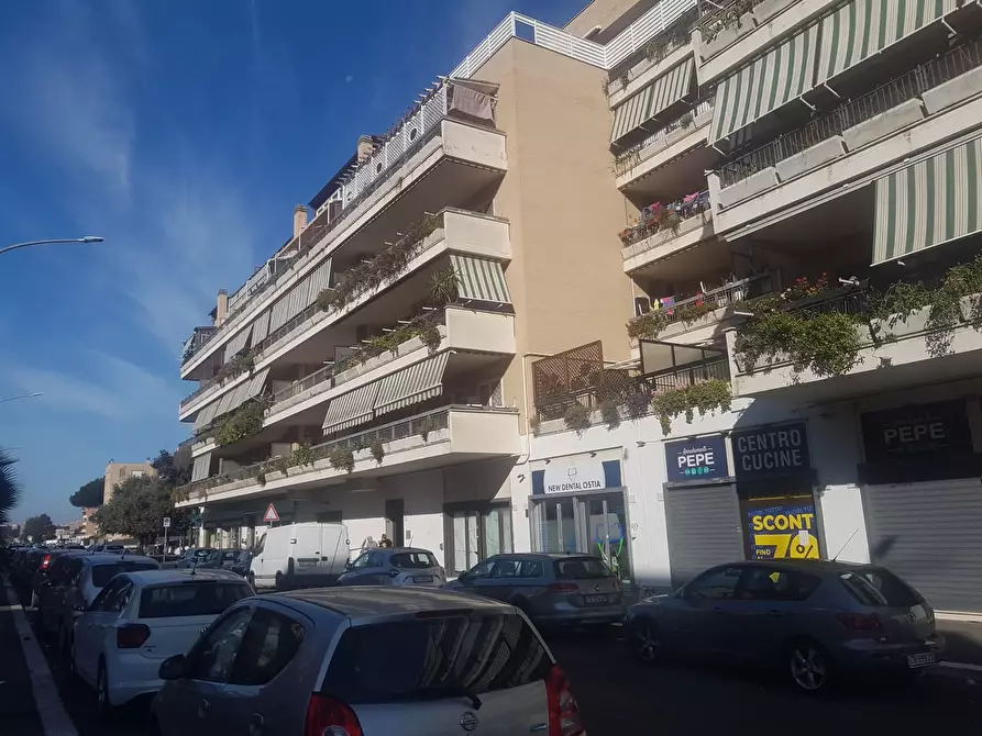 Immagine 3 di Negozio in vendita  in via delle Azzorre 284 a Roma