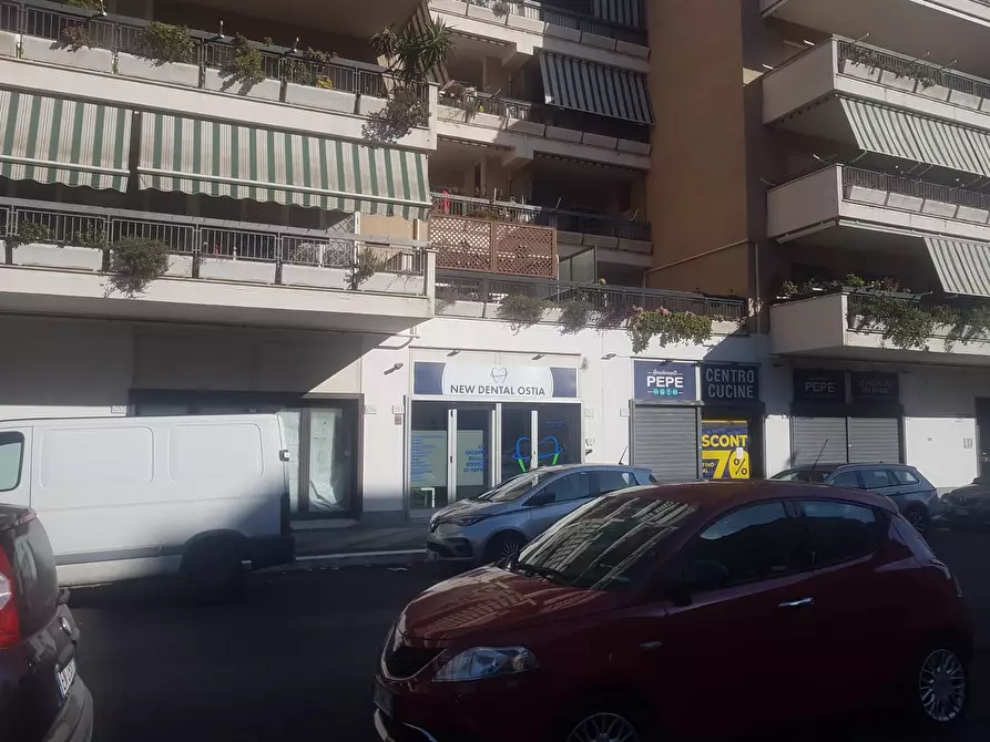 Immagine 4 di Negozio in vendita  in via delle Azzorre 284 a Roma