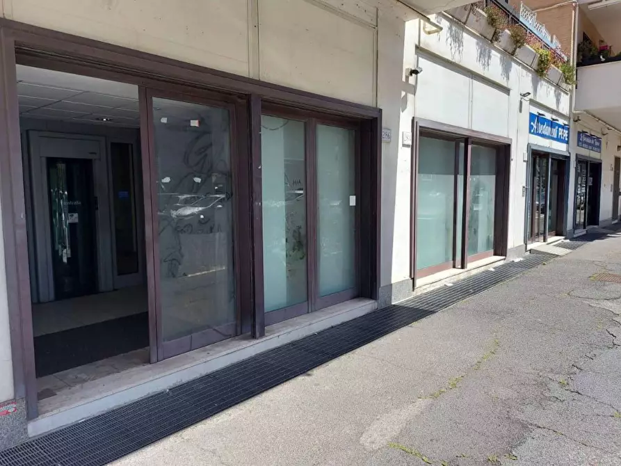 Immagine 5 di Negozio in vendita  in via delle Azzorre 284 a Roma