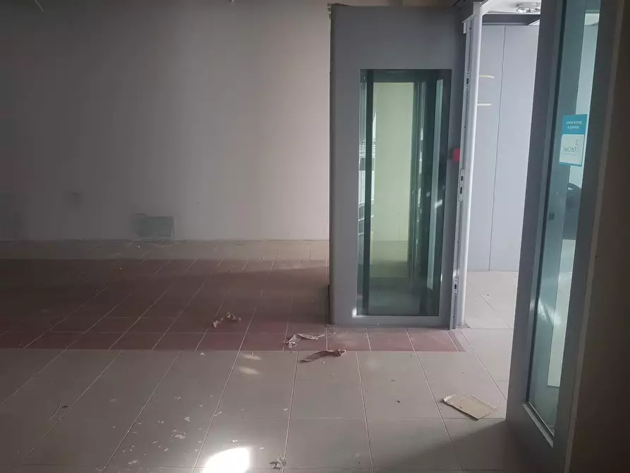 Immagine 7 di Negozio in affitto  in via delle Azzorre 286/288 a Roma