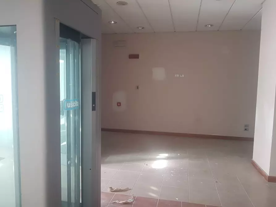 Immagine 8 di Negozio in vendita  in via delle Azzorre 284 a Roma