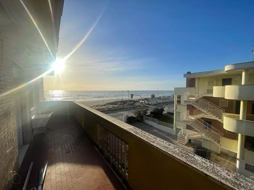 Immagine 1 di Appartamento in vendita  in Lungomare delle Meduse a Pomezia