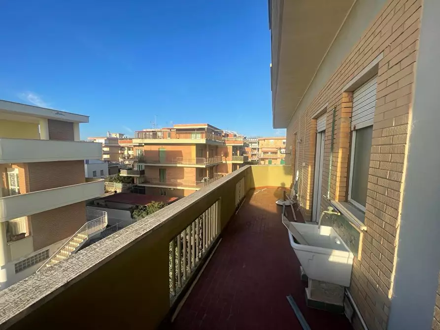 Immagine 3 di Appartamento in vendita  in Lungomare delle Meduse a Pomezia