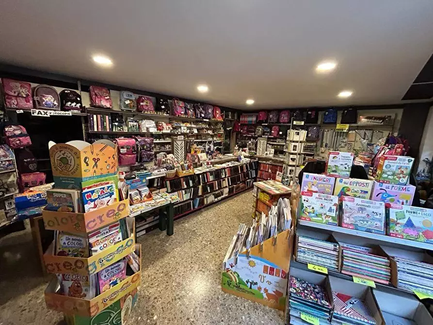 Immagine 4 di Negozio in vendita  in Via Corrado del Greco 28 a Roma