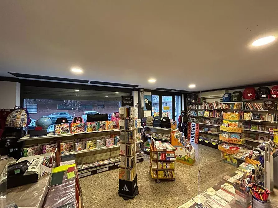 Immagine 3 di Negozio in vendita  in Via Corrado del Greco 28 a Roma