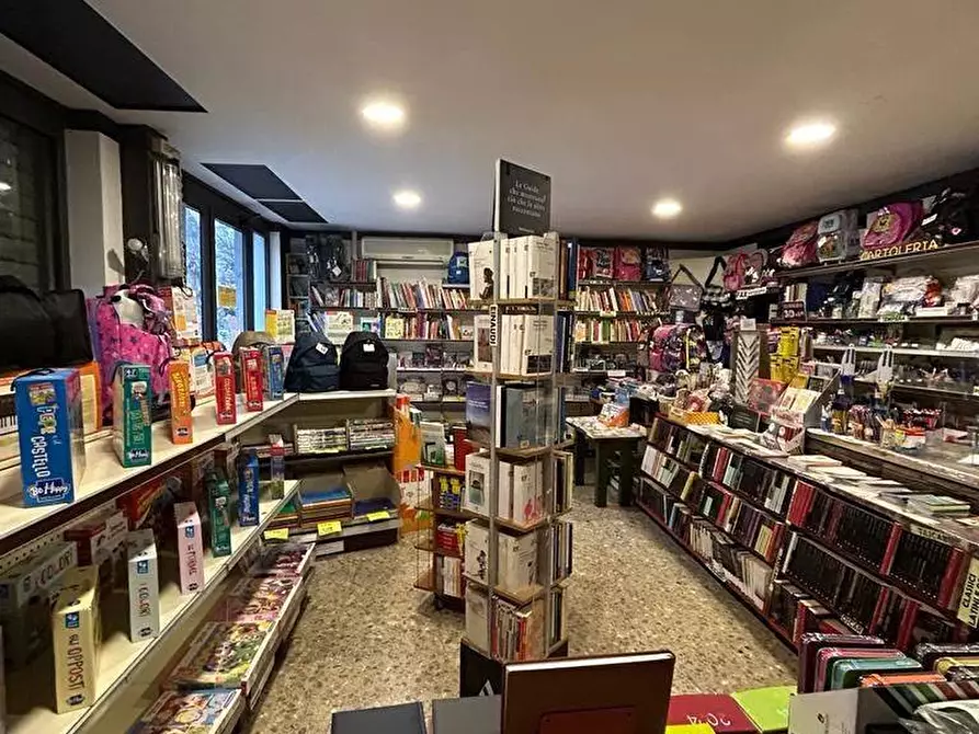 Immagine 2 di Negozio in vendita  in Via Corrado del Greco 28 a Roma