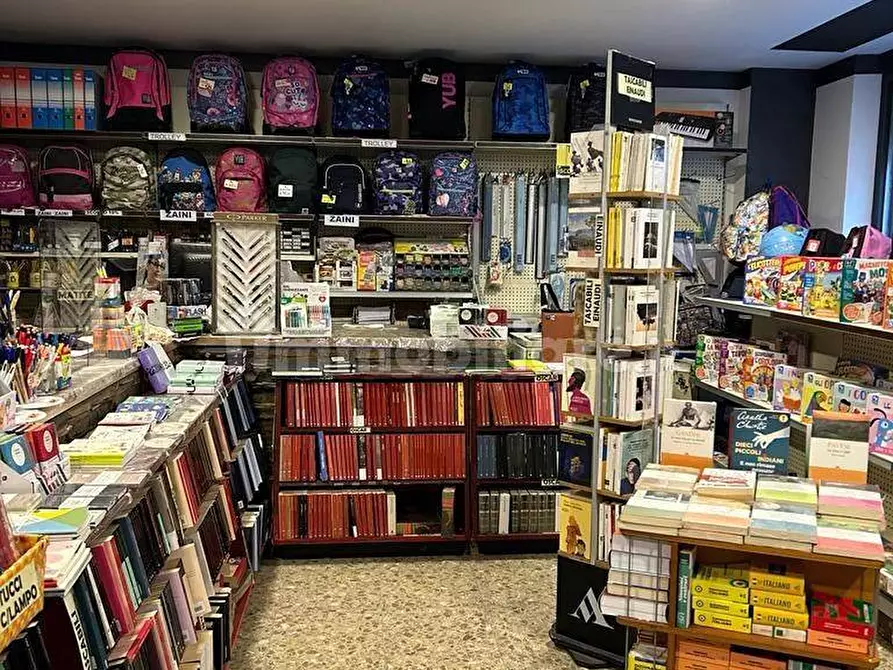 Immagine 7 di Negozio in vendita  in Via Corrado del Greco 28 a Roma