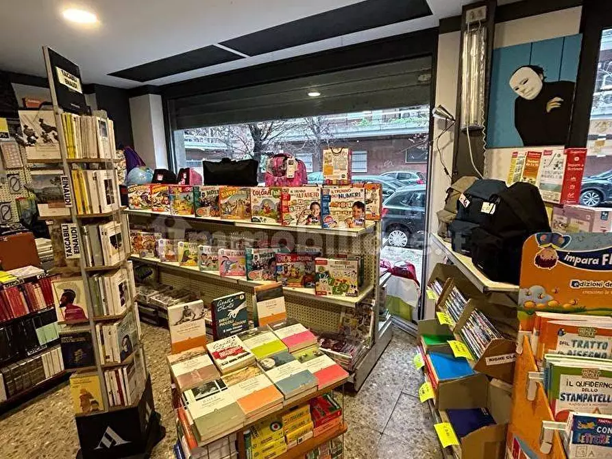 Immagine 6 di Negozio in vendita  in Via Corrado del Greco 28 a Roma