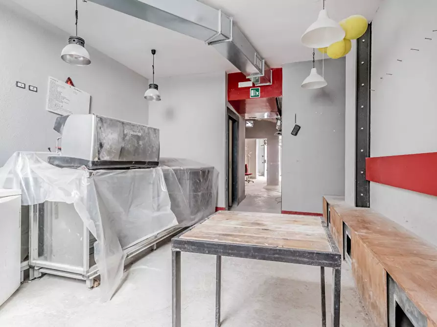 Immagine 2 di Negozio in vendita  in Via Perugia 19 a Roma