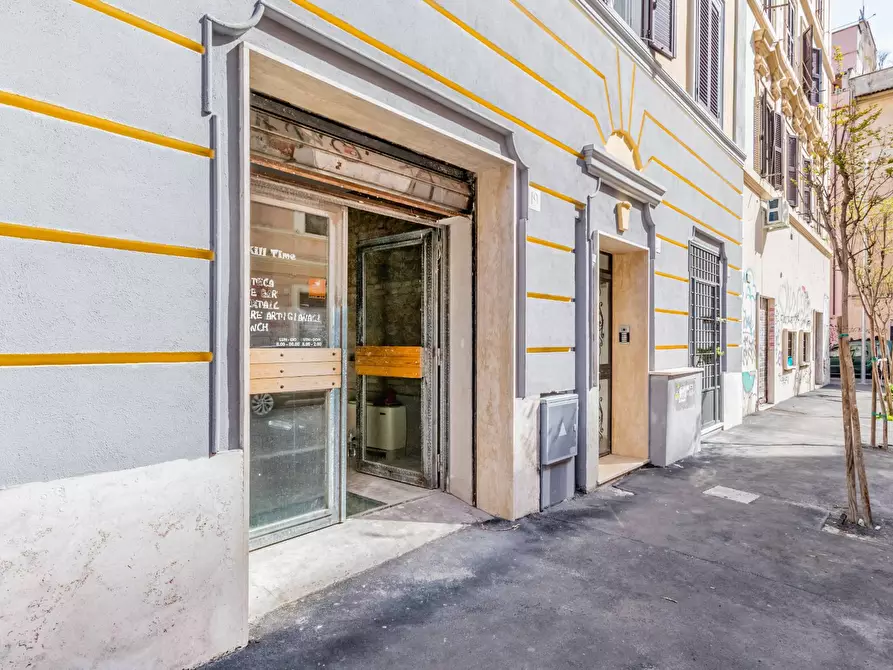 Immagine 11 di Negozio in vendita  in Via Perugia 19 a Roma