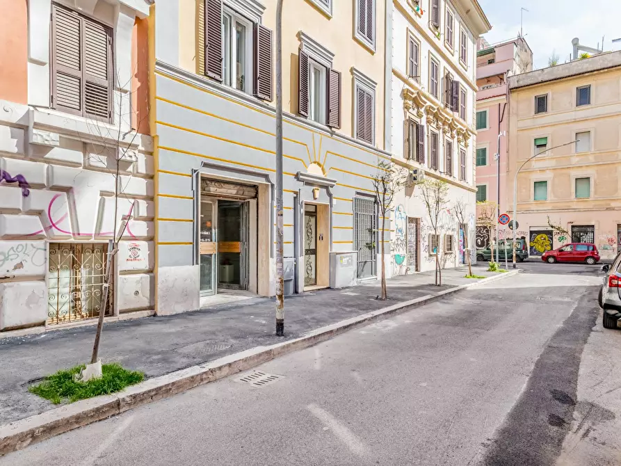 Immagine 12 di Negozio in vendita  in Via Perugia 19 a Roma