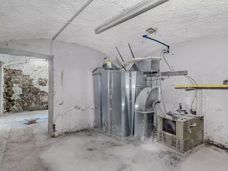 Immagine 16 di Negozio in vendita  in Via Perugia 19 a Roma