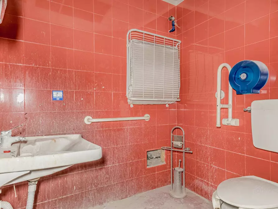 Immagine 22 di Negozio in vendita  in Via Perugia 19 a Roma