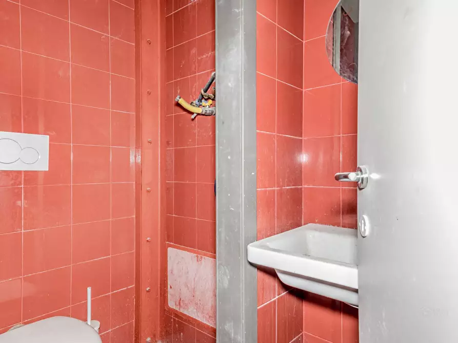 Immagine 23 di Negozio in vendita  in Via Perugia 19 a Roma