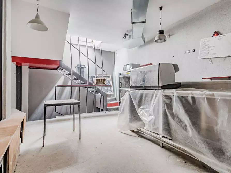 Immagine 24 di Negozio in vendita  in Via Perugia 19 a Roma