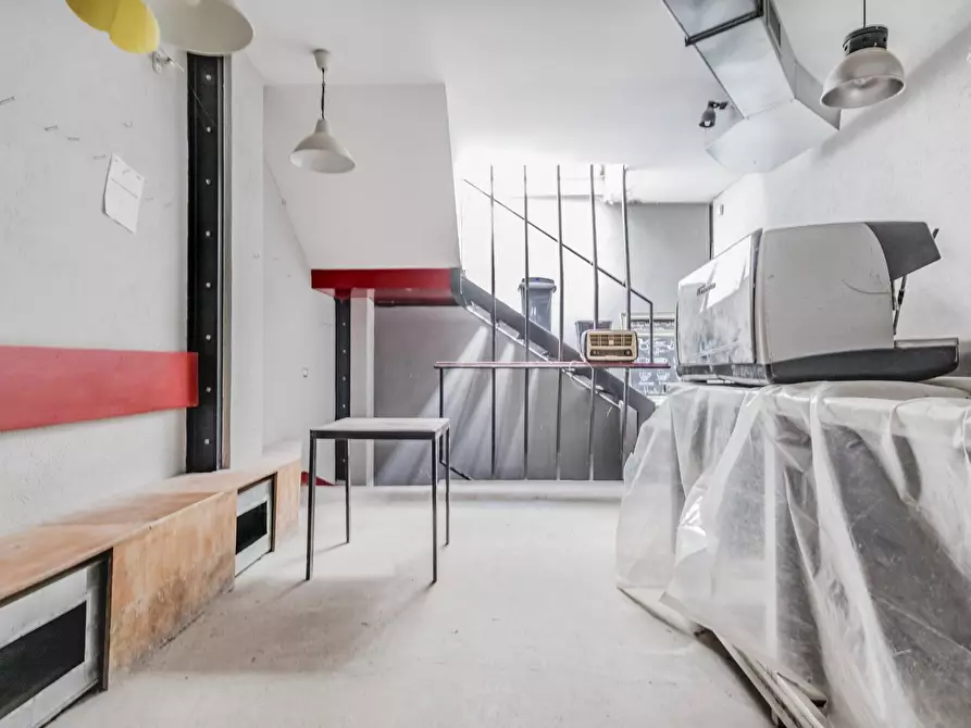 Immagine 25 di Negozio in vendita  in Via Perugia 19 a Roma