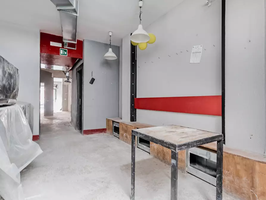 Immagine 26 di Negozio in vendita  in Via Perugia 19 a Roma