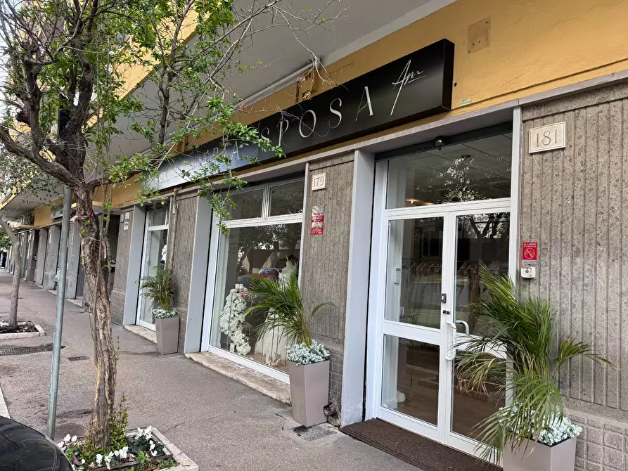 Immagine 3 di Locale commerciale in vendita  in Via delle Baleari 177,179,181 a Roma