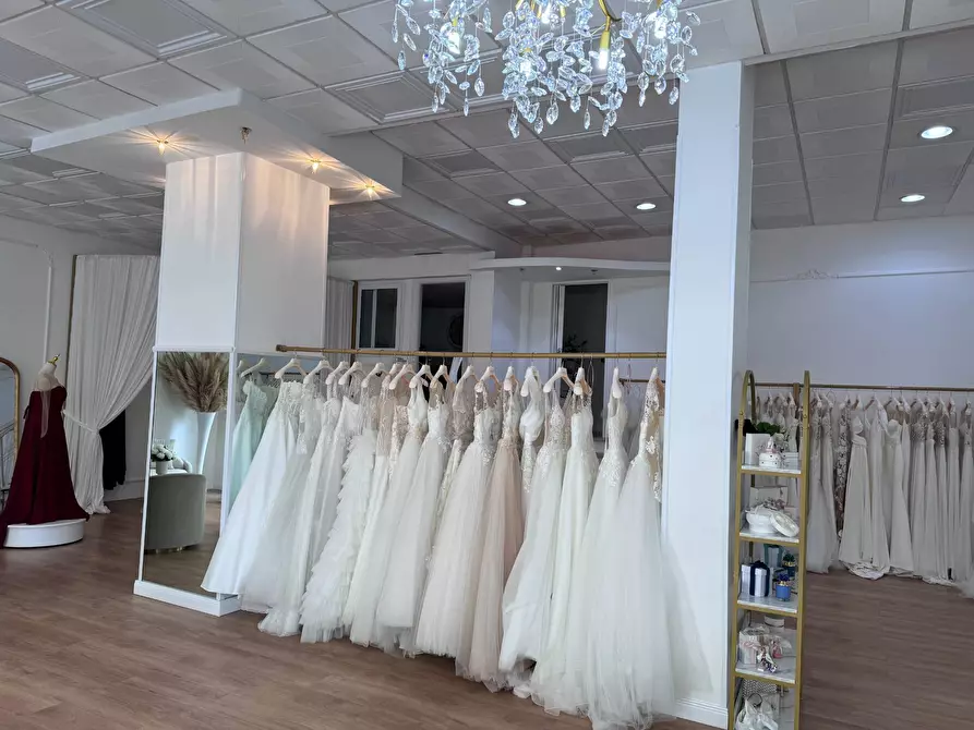 Immagine 9 di Locale commerciale in vendita  in Via delle Baleari 177,179,181 a Roma