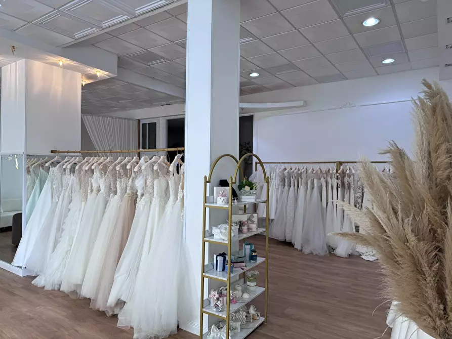 Immagine 11 di Locale commerciale in vendita  in Via delle Baleari 177,179,181 a Roma