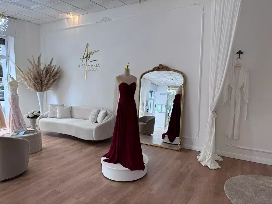 Immagine 12 di Locale commerciale in vendita  in Via delle Baleari 177,179,181 a Roma