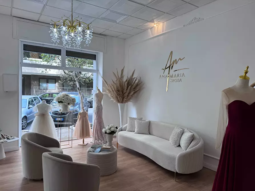 Immagine 6 di Locale commerciale in vendita  in Via delle Baleari 177,179,181 a Roma