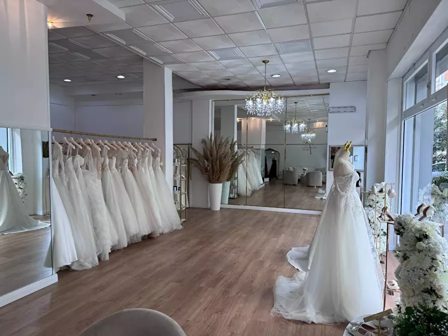 Immagine 10 di Locale commerciale in vendita  in Via delle Baleari 177,179,181 a Roma