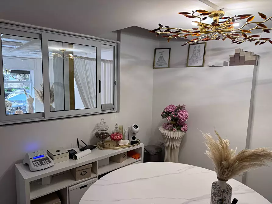 Immagine 17 di Locale commerciale in vendita  in Via delle Baleari 177,179,181 a Roma