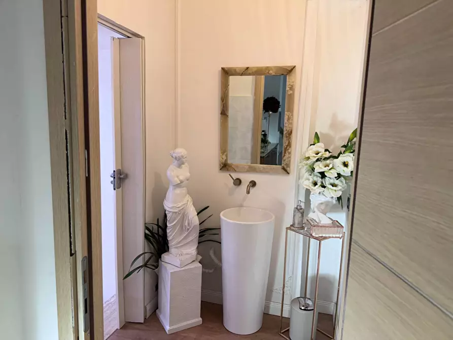 Immagine 19 di Locale commerciale in vendita  in Via delle Baleari 177,179,181 a Roma