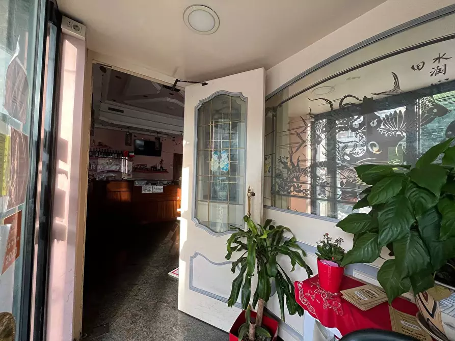 Immagine 2 di Attività commerciale in affitto  in via dei velieri 40 a Roma