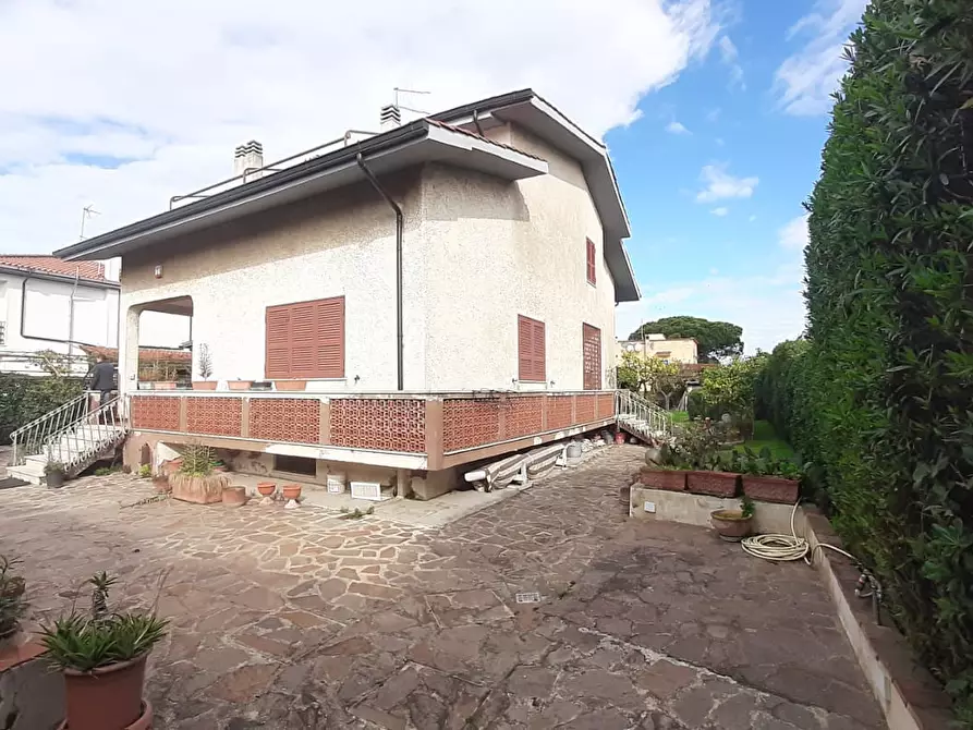 Immagine 10 di Villa in vendita  in Via Tanaro 91 a Roma