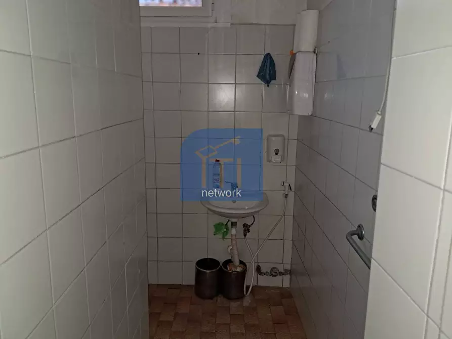 Immagine 3 di Negozio in affitto  in Viale Della Stazione Di Castel Fusano a Roma