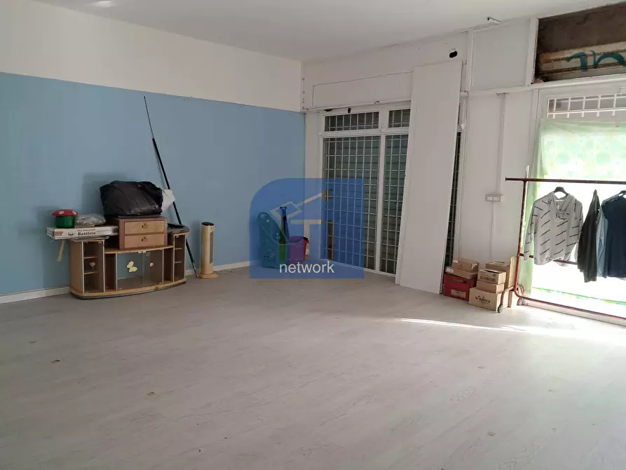 Immagine 5 di Negozio in affitto  in Viale Della Stazione Di Castel Fusano a Roma