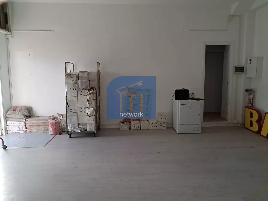 Immagine 7 di Negozio in affitto  in Viale Della Stazione Di Castel Fusano a Roma