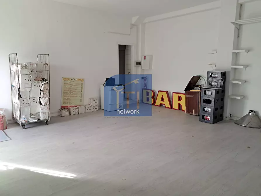 Immagine 8 di Negozio in affitto  in Viale Della Stazione Di Castel Fusano a Roma