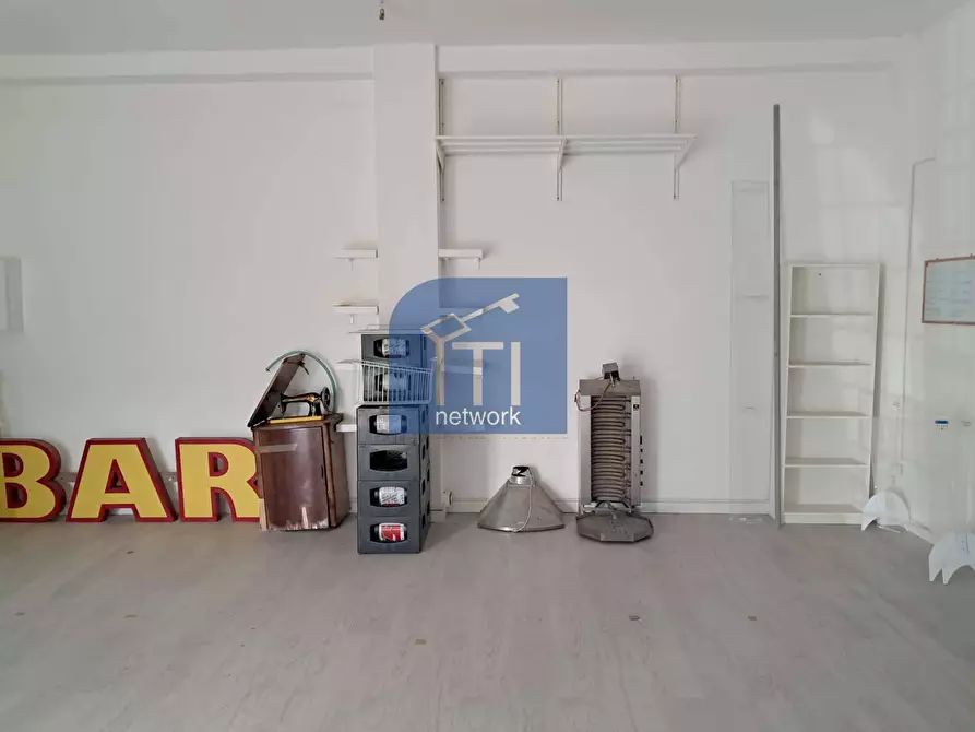 Immagine 9 di Negozio in affitto  in Viale Della Stazione Di Castel Fusano a Roma