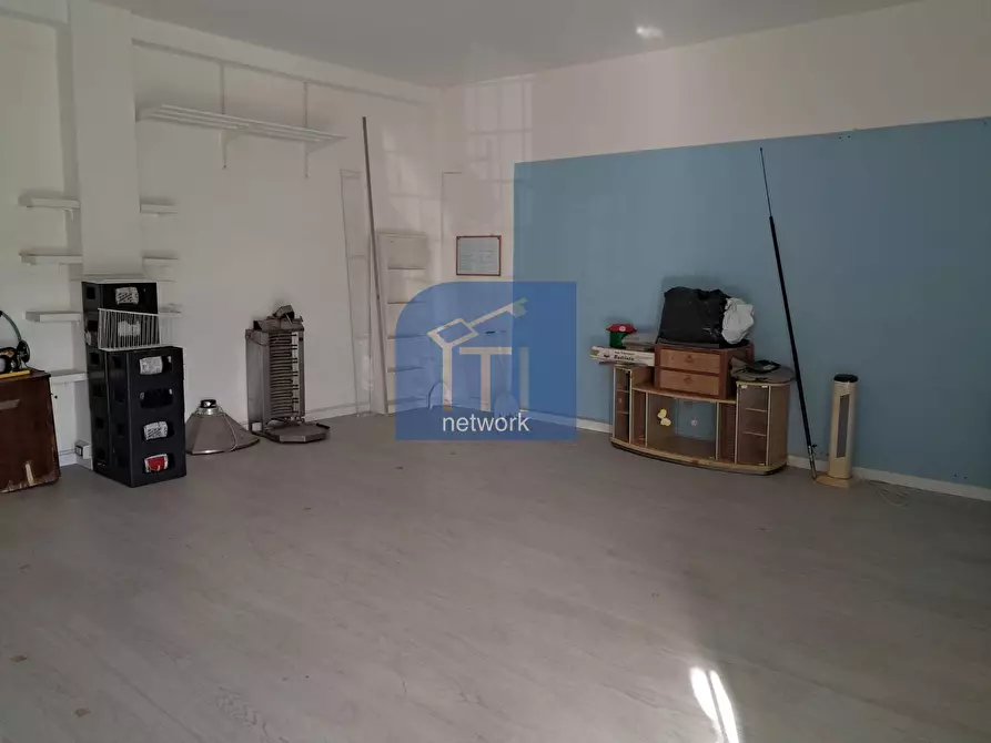 Immagine 10 di Negozio in affitto  in Viale Della Stazione Di Castel Fusano a Roma