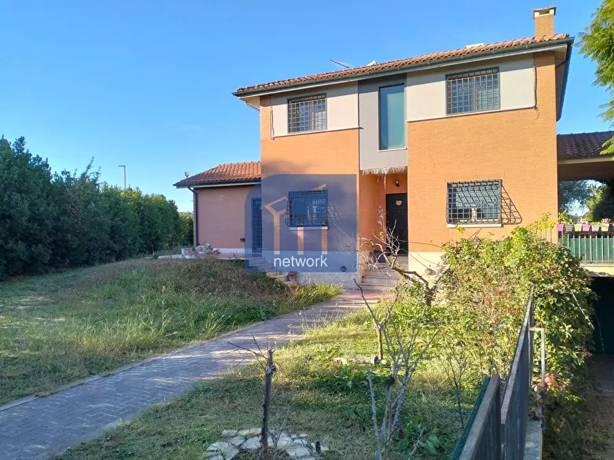 Immagine 1 di Villa in vendita  in Via Luigi Chiarini a Roma