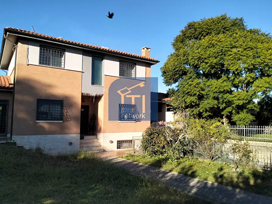 Immagine 43 di Villa in vendita  in Via Luigi Chiarini a Roma