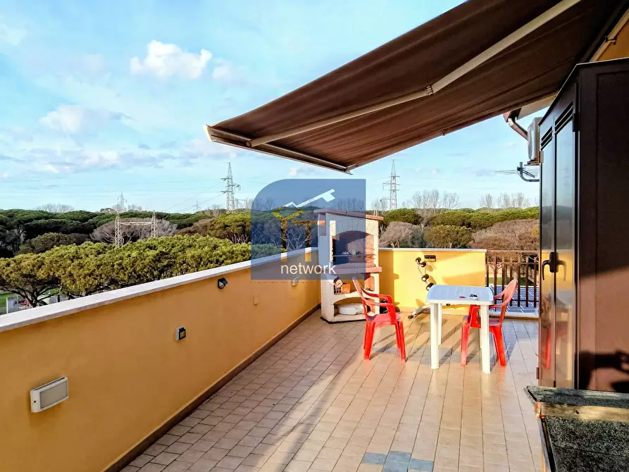 Immagine 3 di Attico in vendita  in Via Delle Baleari a Roma