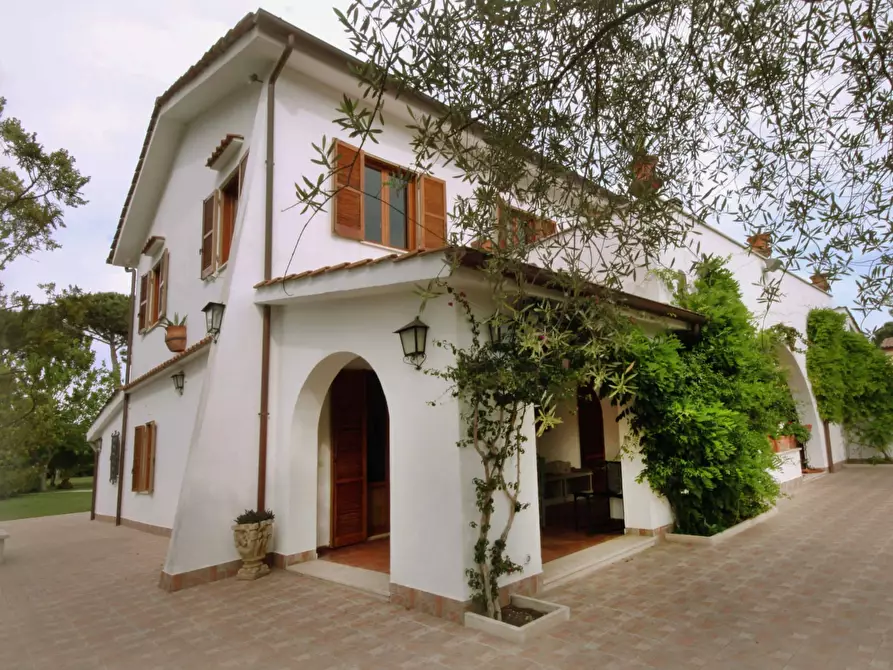 Immagine 2 di Villa in vendita  in viale nuova california a Ardea