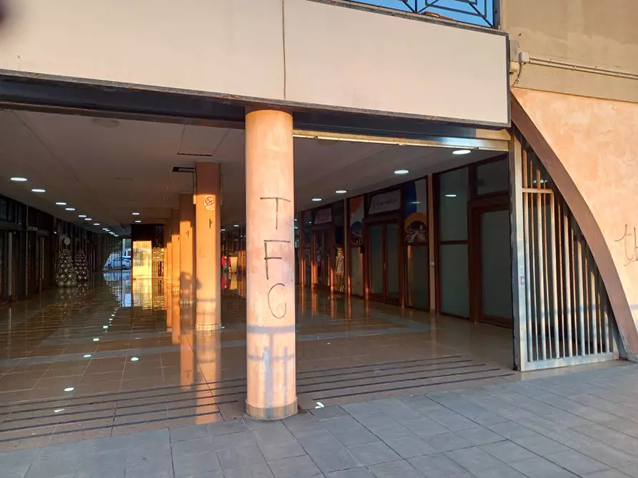 Immagine 2 di Locale commerciale in vendita  in via Frosinone a Ardea