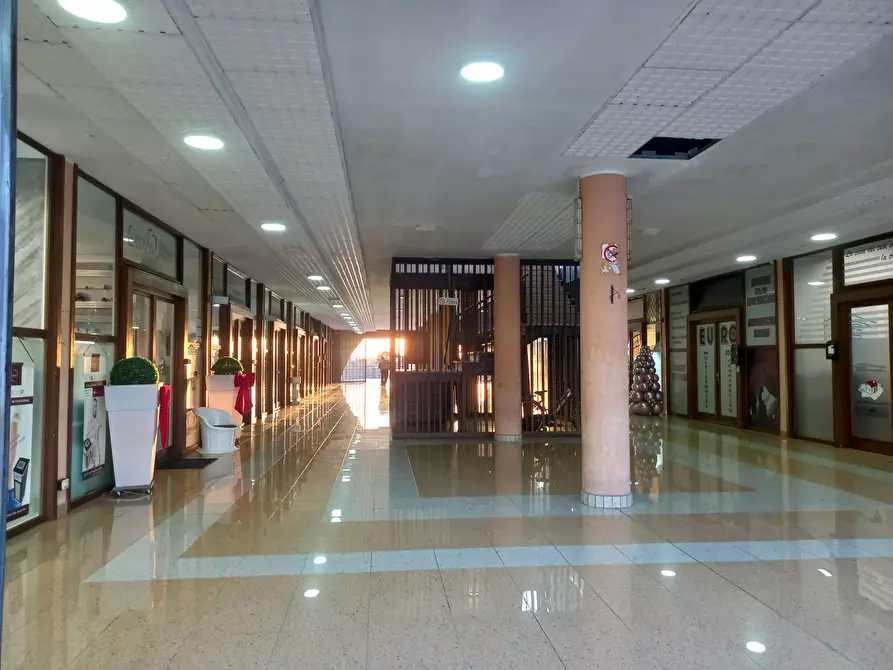 Immagine 4 di Locale commerciale in vendita  in via Frosinone a Ardea