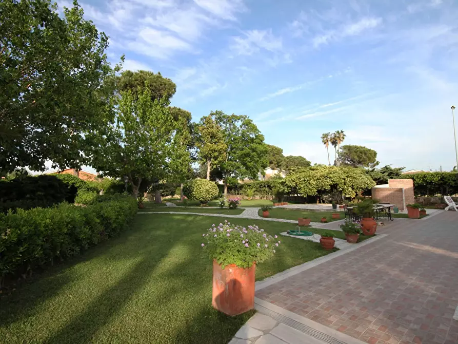 Immagine 1 di Villa in vendita  in viale nuova california a Ardea